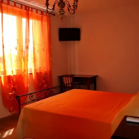 Lovelucca Bed & Breakfast *
